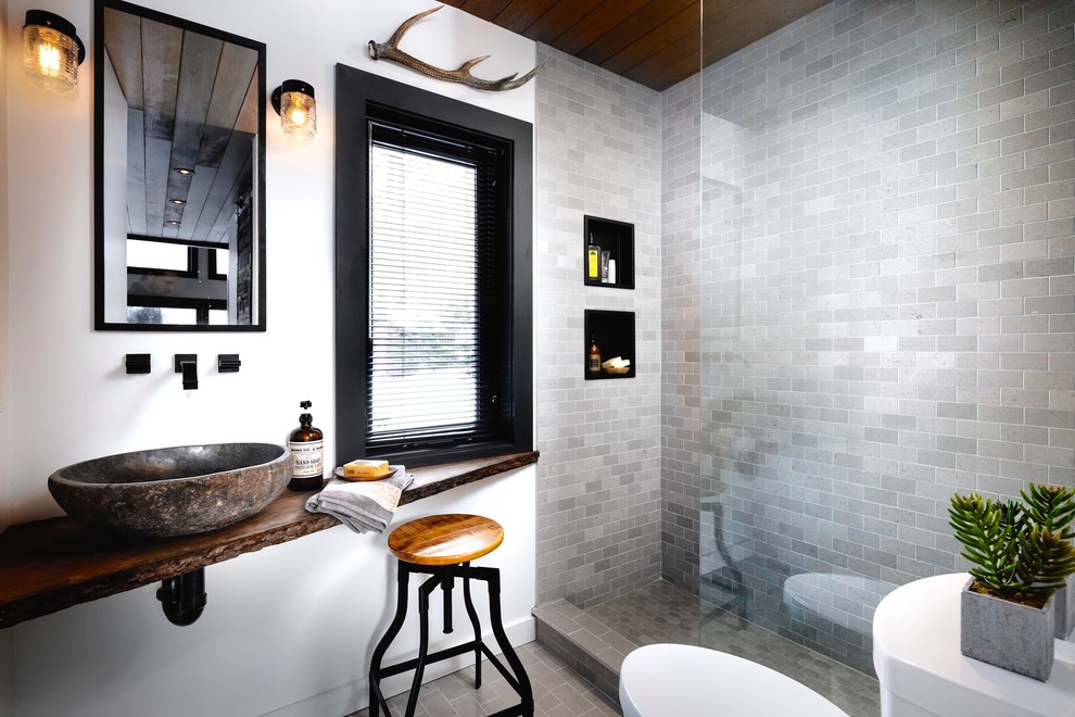 На фото: маленькая ванная комната в современном стиле с настольной раковиной, столешницей из дерева, серой плиткой, белыми стенами и мраморным полом для на участке и в саду
