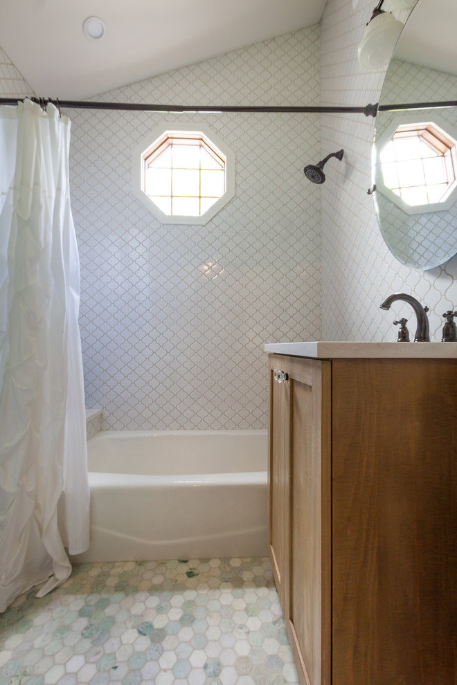 На фото: маленькая детская ванная комната в стиле фьюжн с фасадами в стиле шейкер, искусственно-состаренными фасадами, ванной в нише, угловым душем, белыми стенами, мраморным полом, врезной раковиной, столешницей из искусственного камня, зеленым полом, душем с распашными дверями и белой столешницей для на участке и в саду