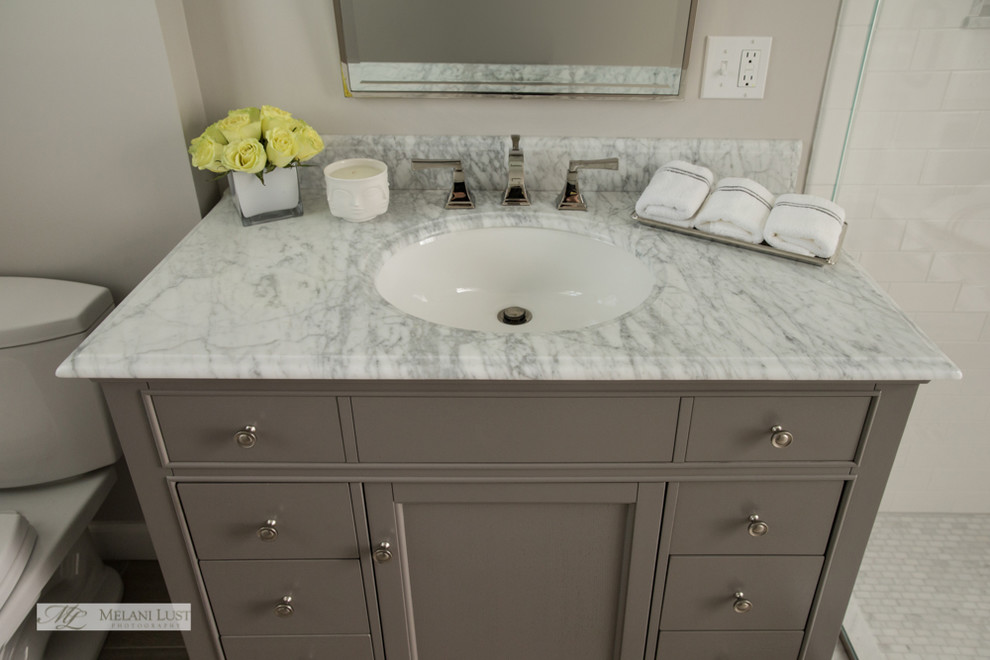 Immagine di una piccola stanza da bagno con doccia tradizionale con ante grigie, top in marmo, piastrelle grigie e pareti grigie