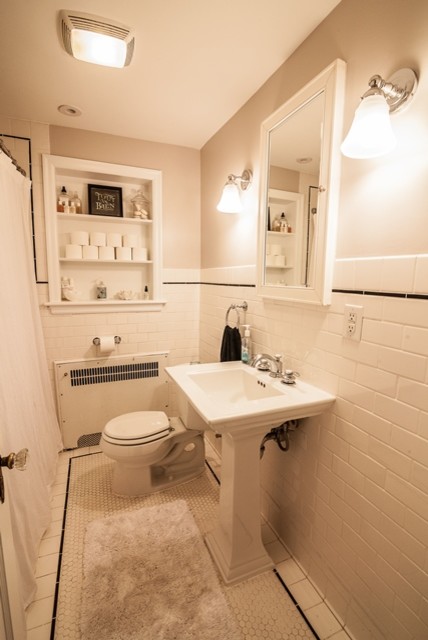 Inredning av ett klassiskt mellanstort badrum med dusch, med en dusch i en alkov, en toalettstol med separat cisternkåpa, vit kakel, tunnelbanekakel, beige väggar, klinkergolv i keramik, ett piedestal handfat, vitt golv och dusch med duschdraperi