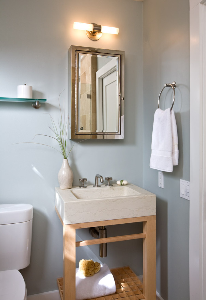 На фото: ванная комната среднего размера в современном стиле с открытыми фасадами, душевой кабиной, мраморной столешницей, светлыми деревянными фасадами, раздельным унитазом, бежевой плиткой, каменной плиткой, синими стенами, полом из известняка и консольной раковиной с
