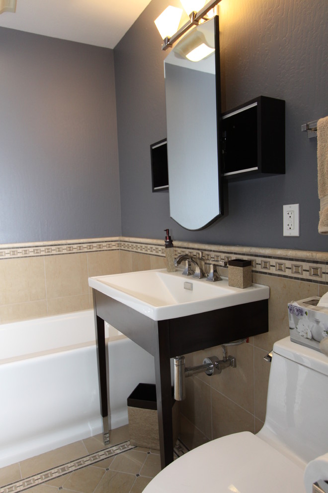 Klassisches Badezimmer mit Wandwaschbecken, Badewanne in Nische und beigen Fliesen in Charlotte