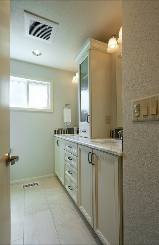 Inspiration för ett vintage badrum, med ett undermonterad handfat, luckor med infälld panel, vita skåp, granitbänkskiva, ett platsbyggt badkar, en dusch/badkar-kombination, svart kakel, glaskakel, beige väggar och klinkergolv i porslin