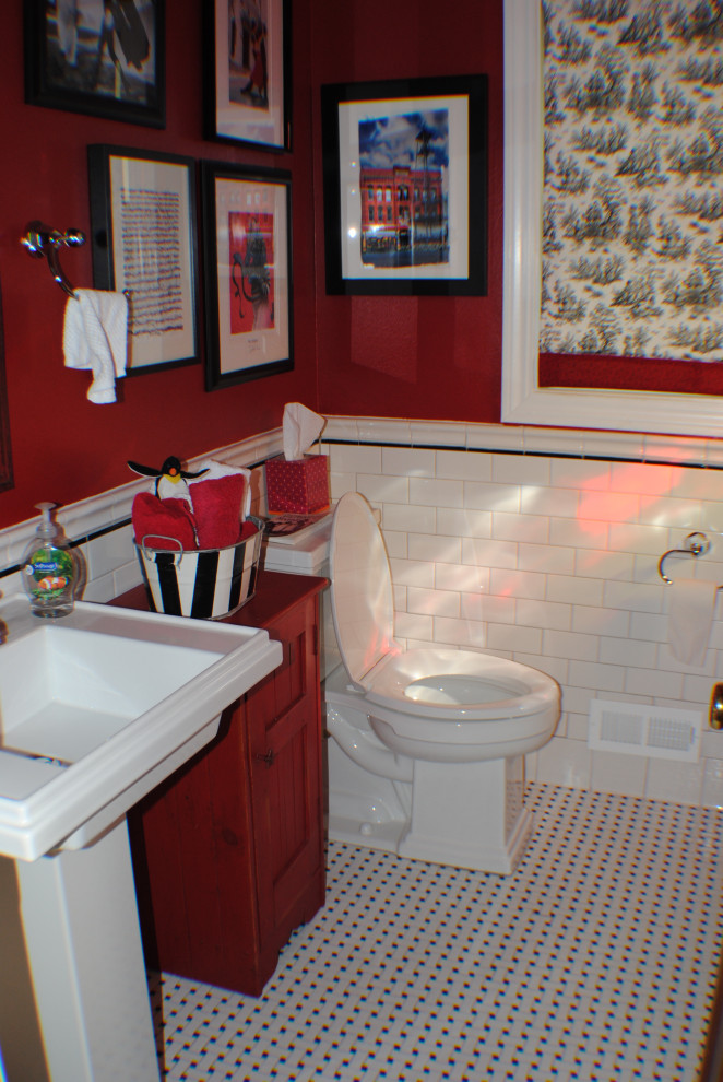 Cette photo montre une petite salle de bain pour enfant avec une douche ouverte, WC séparés, un carrelage noir et blanc, un carrelage métro, un mur rouge, un sol en carrelage de terre cuite, un lavabo de ferme et un sol blanc.