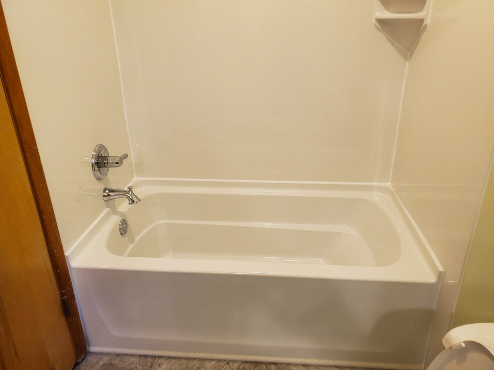 Modelo de cuarto de baño principal moderno de tamaño medio con puertas de armario blancas, encimera de acrílico y encimeras blancas