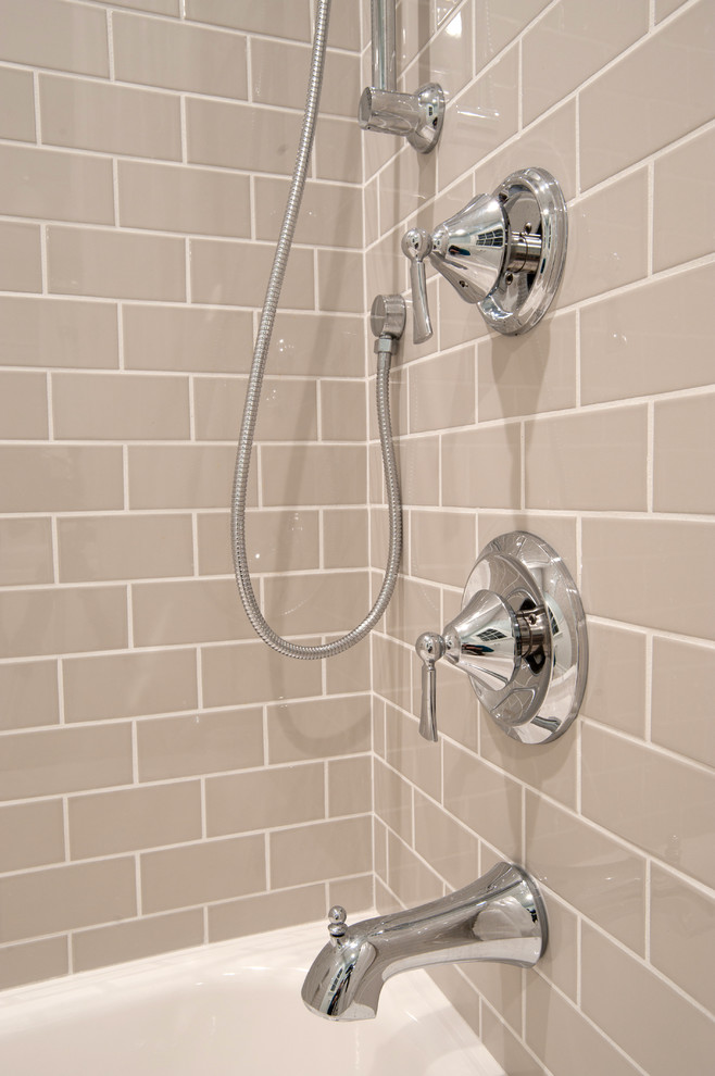 Bild på ett mellanstort vintage flerfärgad flerfärgat en-suite badrum, med vita skåp, ett badkar i en alkov, en dusch/badkar-kombination, en toalettstol med separat cisternkåpa, ett undermonterad handfat, granitbänkskiva, dusch med duschdraperi, luckor med infälld panel, tunnelbanekakel, grå väggar och grått golv