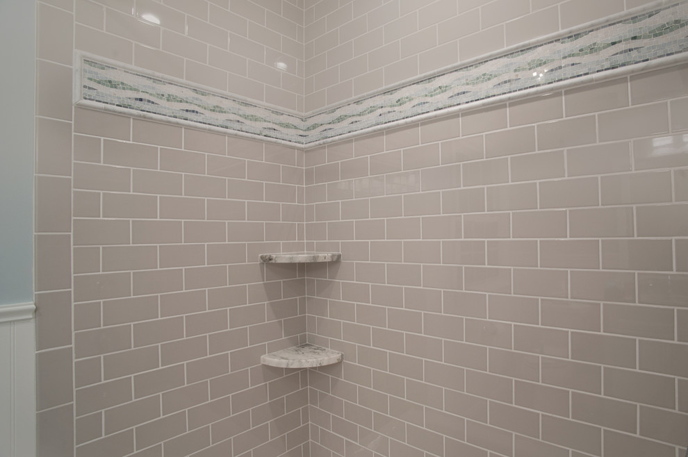 Idéer för att renovera ett mellanstort vintage flerfärgad flerfärgat en-suite badrum, med vita skåp, ett badkar i en alkov, en dusch/badkar-kombination, en toalettstol med separat cisternkåpa, ett undermonterad handfat, granitbänkskiva, dusch med duschdraperi, luckor med infälld panel, tunnelbanekakel, grå väggar och grått golv