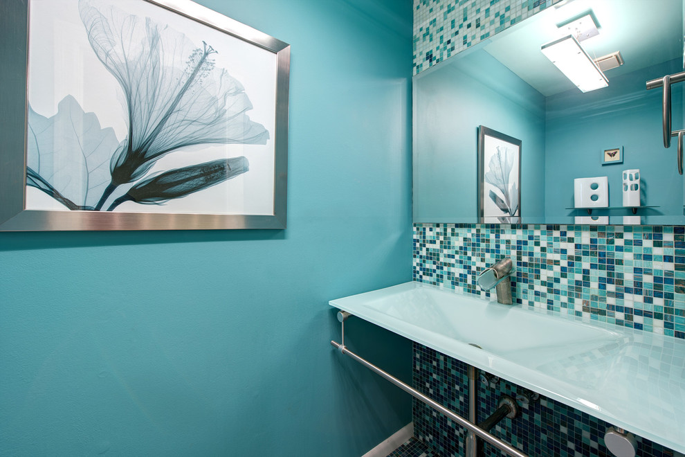 Mittelgroßes Modernes Duschbad mit blauen Fliesen, grünen Fliesen, Mosaikfliesen, grüner Wandfarbe, integriertem Waschbecken, Mineralwerkstoff-Waschtisch und weißer Waschtischplatte in St. Louis