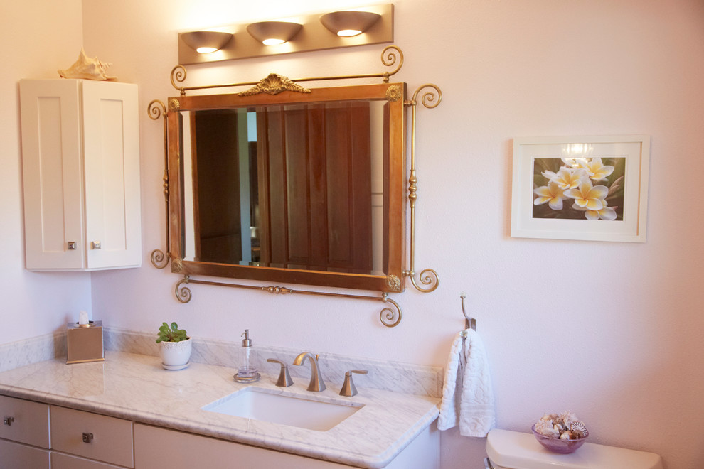 Esempio di una stanza da bagno boho chic di medie dimensioni con ante in stile shaker, ante bianche, pareti bianche e top in marmo