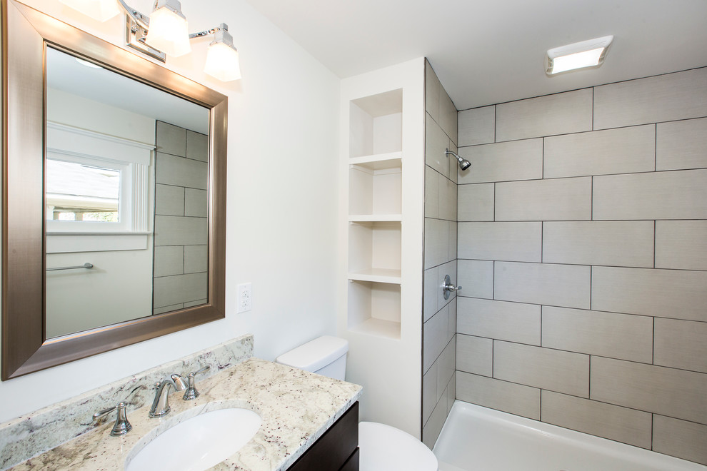 Exempel på ett litet amerikanskt en-suite badrum, med släta luckor, skåp i mörkt trä, en dusch i en alkov, en toalettstol med separat cisternkåpa, grå kakel, porslinskakel, beige väggar, klinkergolv i porslin, ett undermonterad handfat och granitbänkskiva