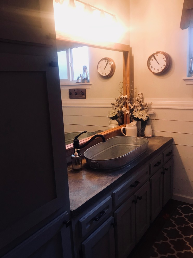 Lantlig inredning av ett mellanstort grå grått badrum för barn, med skåp i shakerstil, grå skåp, ett platsbyggt badkar, en dusch/badkar-kombination, vita väggar, bänkskiva i betong, brunt golv och dusch med duschdraperi