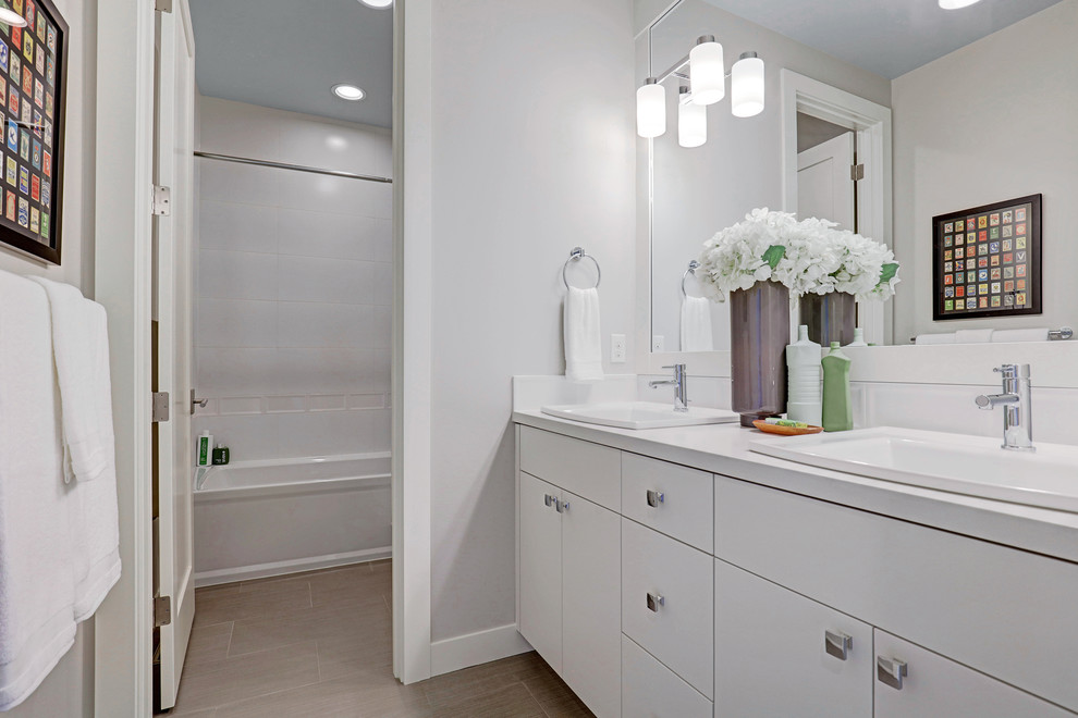 Exemple d'une salle de bain tendance avec des portes de placard blanches, une baignoire posée, une douche ouverte, un carrelage blanc, un sol en carrelage de porcelaine, un lavabo encastré, un plan de toilette en surface solide, une cabine de douche avec un rideau et un plan de toilette blanc.