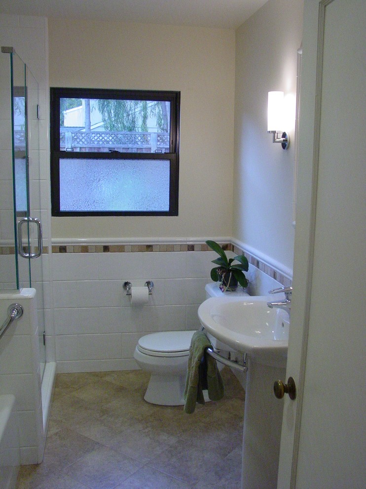 На фото: ванная комната в классическом стиле с раковиной с пьедесталом, плоскими фасадами, белыми фасадами, столешницей из плитки, ванной в нише, угловым душем, раздельным унитазом, белой плиткой, керамической плиткой, бежевыми стенами и полом из керамической плитки с