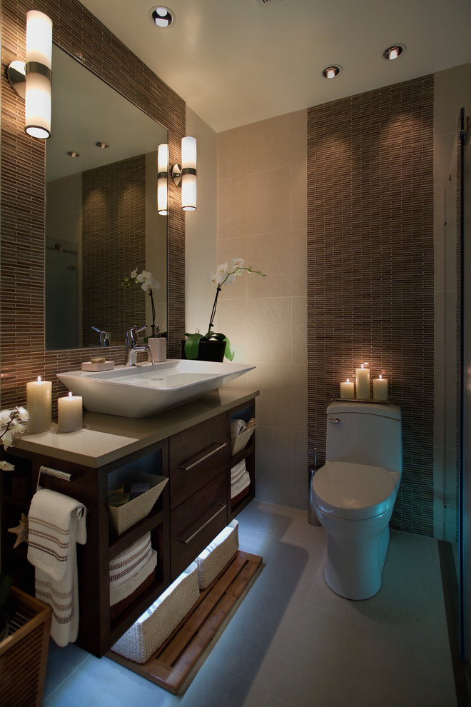 На фото: ванная комната с настольной раковиной, плоскими фасадами, темными деревянными фасадами, столешницей из искусственного кварца, душем в нише, унитазом-моноблоком, бежевой плиткой и керамогранитной плиткой