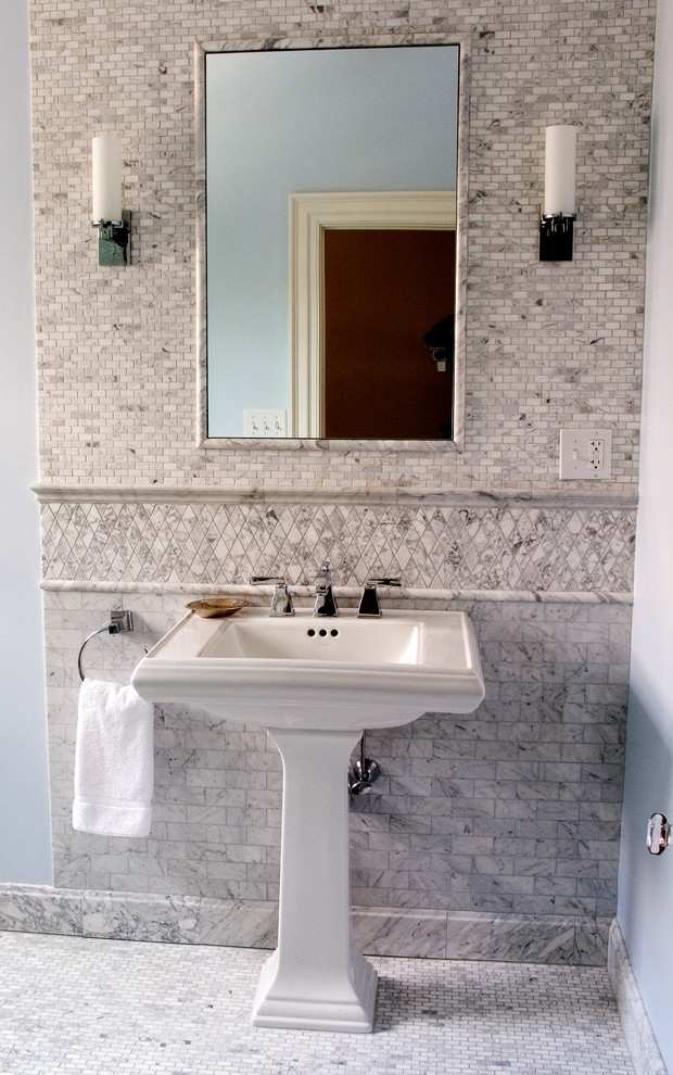 Inspiration för ett litet vintage badrum med dusch, med grå kakel, vit kakel, marmorkakel, grå väggar, marmorgolv, ett piedestal handfat och grått golv