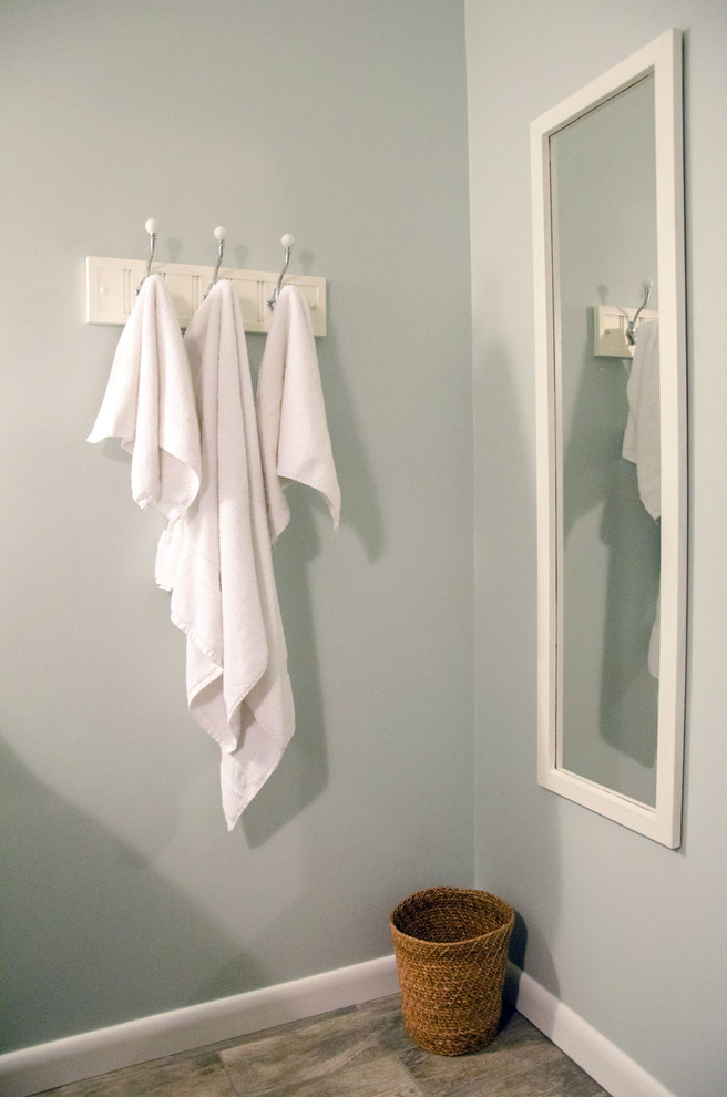 Пример оригинального дизайна: детская ванная комната в стиле кантри с мраморной столешницей, угловой ванной, угловым душем, унитазом-моноблоком, белой плиткой, плиткой кабанчик, серыми стенами и полом из керамогранита