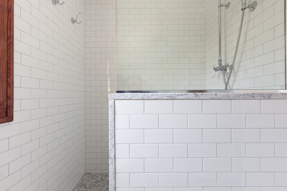 Klassisk inredning av ett litet grå grått badrum för barn, med luckor med infälld panel, vita skåp, en öppen dusch, en toalettstol med separat cisternkåpa, vit kakel, tunnelbanekakel, blå väggar, marmorgolv, ett undermonterad handfat, marmorbänkskiva, grått golv och med dusch som är öppen