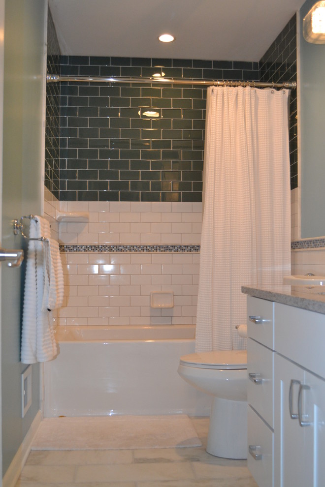 Idéer för ett litet klassiskt badrum för barn, med ett undermonterad handfat, luckor med infälld panel, vita skåp, granitbänkskiva, ett badkar i en alkov, en dusch/badkar-kombination, en toalettstol med separat cisternkåpa och travertin golv