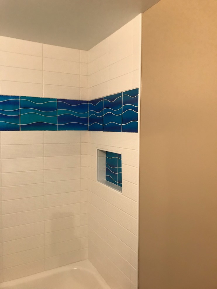 Exempel på ett litet klassiskt vit vitt badrum, med vita skåp, ett badkar i en alkov, en dusch/badkar-kombination, blå kakel, vit kakel, tunnelbanekakel, bruna väggar, vinylgolv, blått golv och med dusch som är öppen