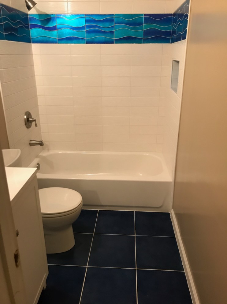 Inspiration för ett litet vintage vit vitt badrum, med vita skåp, ett badkar i en alkov, en dusch/badkar-kombination, blå kakel, vit kakel, tunnelbanekakel, bruna väggar, vinylgolv, blått golv och med dusch som är öppen