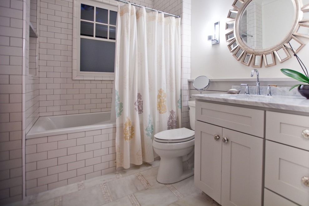 Idéer för ett mellanstort klassiskt badrum, med tunnelbanekakel, skåp i shakerstil, vita skåp, ett badkar i en alkov, en dusch/badkar-kombination, en toalettstol med separat cisternkåpa, vit kakel, vita väggar, mosaikgolv, ett undermonterad handfat och marmorbänkskiva