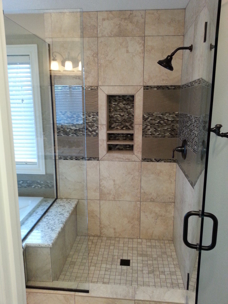 Mittelgroßes Modernes Badezimmer En Suite mit dunklen Holzschränken, Einbaubadewanne, Eckdusche, beigen Fliesen und grauer Wandfarbe in Portland