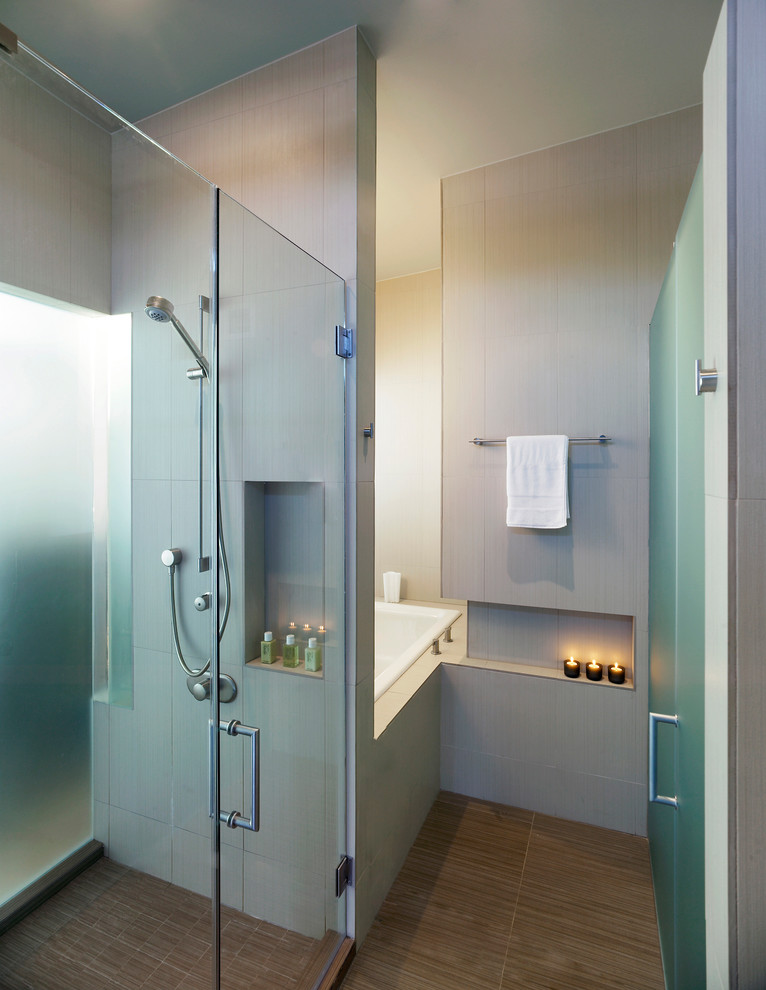 Immagine di una stanza da bagno contemporanea con pareti grigie e vasca da incasso