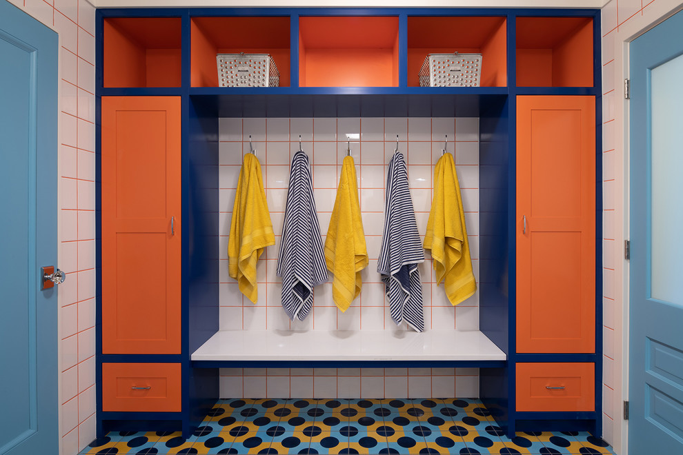 Imagen de cuarto de baño infantil bohemio con armarios estilo shaker, puertas de armario naranjas, baldosas y/o azulejos blancos y suelo multicolor