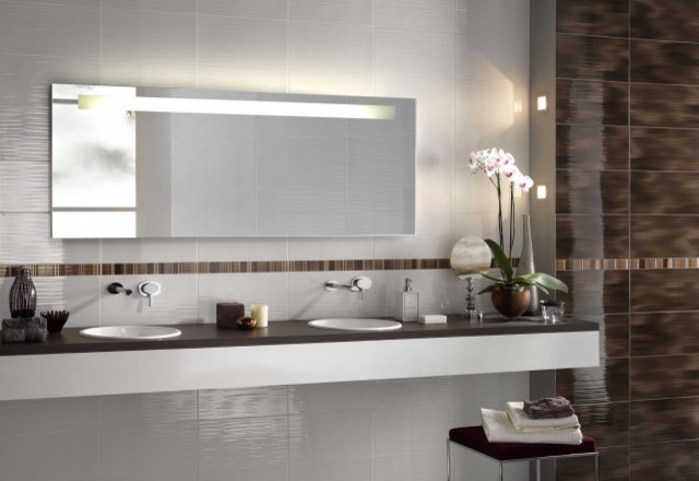На фото: ванная комната в стиле неоклассика (современная классика) с коричневой плиткой и керамической плиткой