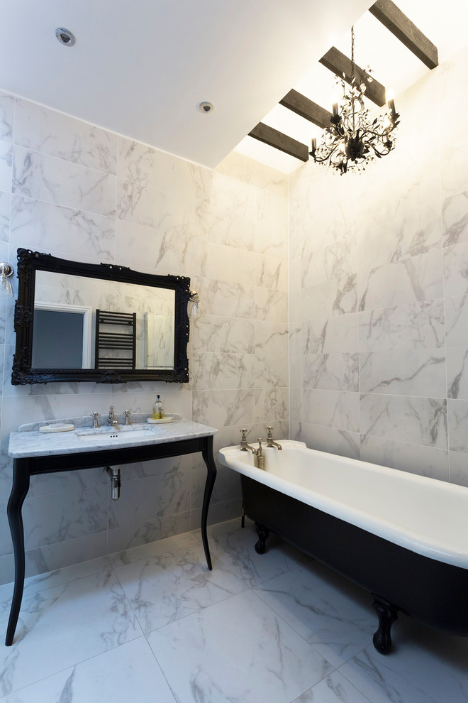 Inspiration för ett mellanstort eklektiskt grå grått en-suite badrum, med ett fristående badkar, marmorkakel, klinkergolv i keramik, marmorbänkskiva, vitt golv, vita väggar, vit kakel och ett undermonterad handfat