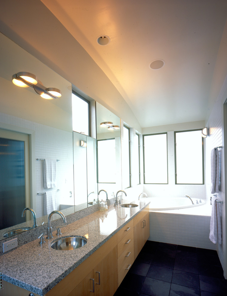 Идея дизайна: ванная комната в современном стиле с столешницей из гранита