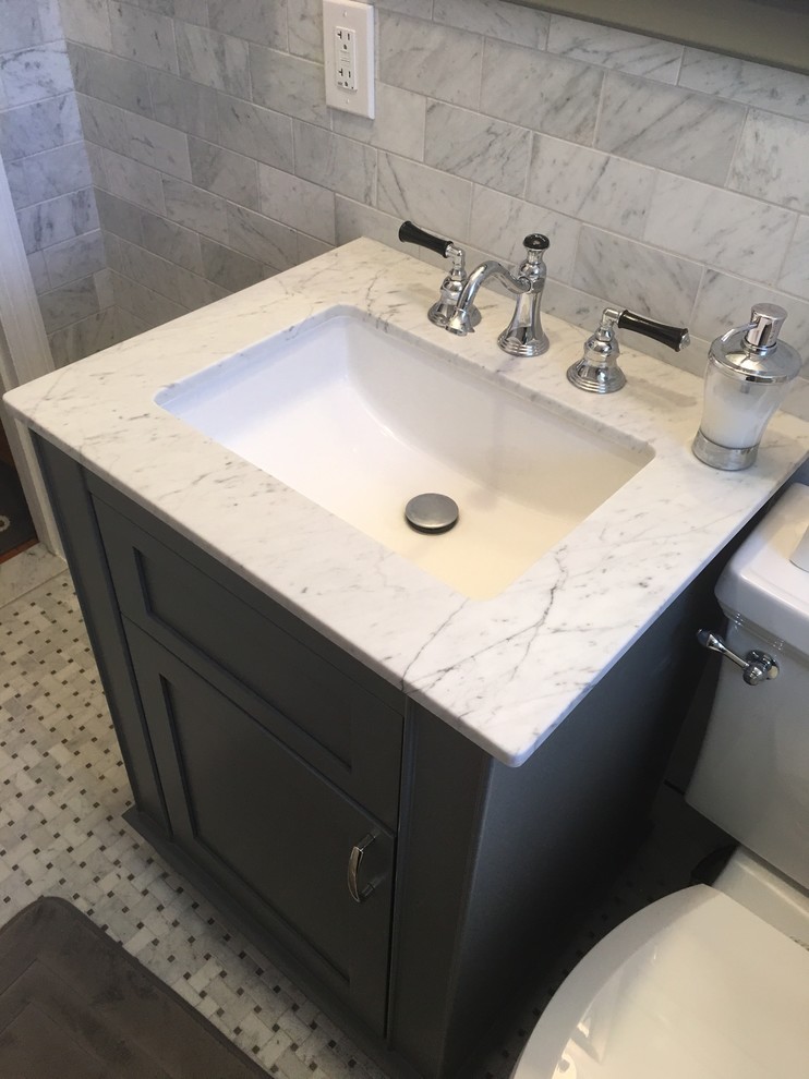 Ispirazione per una piccola stanza da bagno padronale classica con vasca ad angolo, vasca/doccia, pistrelle in bianco e nero, piastrelle di marmo, pareti grigie e pavimento in marmo