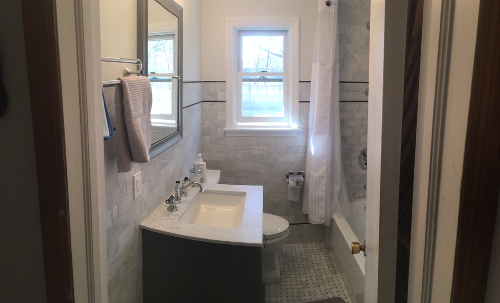 Idéer för små vintage en-suite badrum, med luckor med profilerade fronter, grå skåp, ett hörnbadkar, en dusch/badkar-kombination, en toalettstol med separat cisternkåpa, svart och vit kakel, marmorkakel, grå väggar, marmorgolv, ett undermonterad handfat och marmorbänkskiva