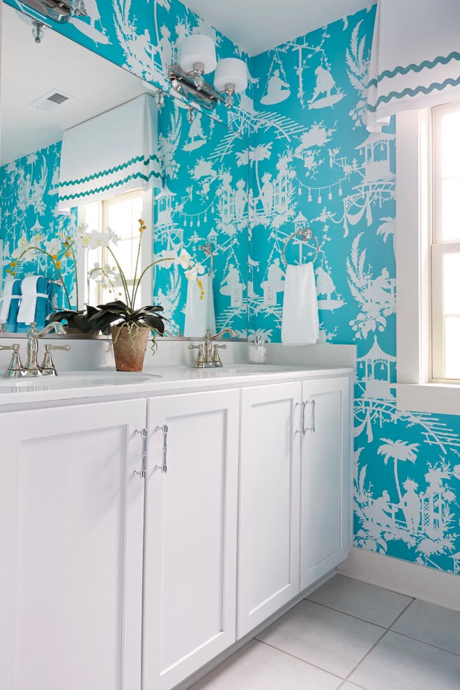Imagen de cuarto de baño clásico con puertas de armario blancas y paredes azules