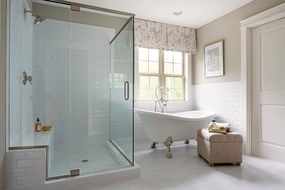 Cette image montre une salle de bain traditionnelle avec une baignoire sur pieds et une douche d'angle.