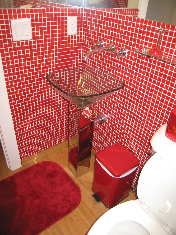 Imagen de cuarto de baño bohemio pequeño con combinación de ducha y bañera, sanitario de una pieza, baldosas y/o azulejos de porcelana, paredes blancas, suelo de madera clara, aseo y ducha y lavabo sobreencimera