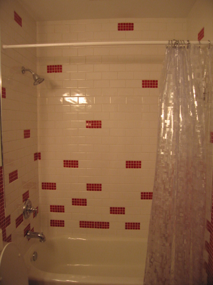 Cette image montre une petite salle d'eau bohème avec un combiné douche/baignoire, WC à poser, des carreaux de porcelaine, un mur blanc, parquet clair et une vasque.