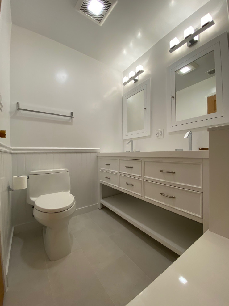 Exemple d'une salle d'eau moderne de taille moyenne avec un placard à porte affleurante, des portes de placard blanches, un combiné douche/baignoire, un carrelage gris, un mur blanc, un plan de toilette en quartz, un sol gris, une cabine de douche avec un rideau, un plan de toilette blanc, une niche, meuble double vasque, meuble-lavabo encastré, un plafond voûté et du lambris.