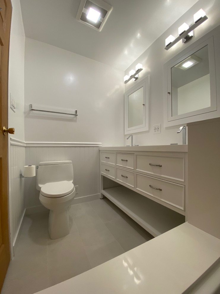 Idéer för mellanstora funkis vitt badrum med dusch, med luckor med profilerade fronter, vita skåp, en dusch/badkar-kombination, grå kakel, vita väggar, bänkskiva i kvartsit, grått golv och dusch med duschdraperi