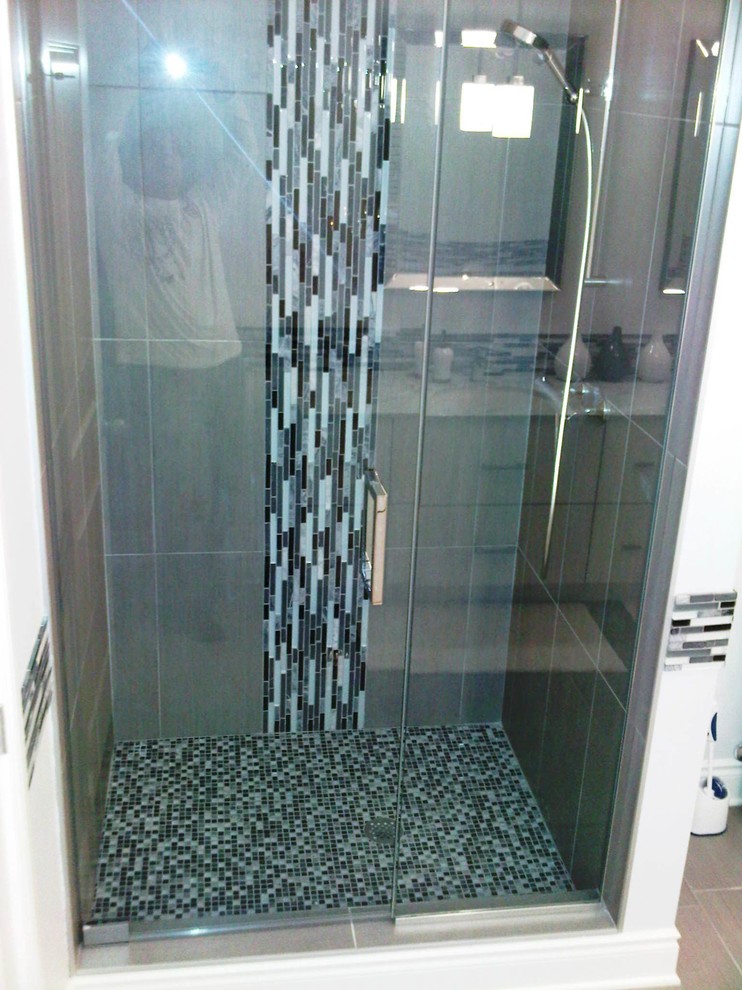 Modelo de cuarto de baño contemporáneo con puertas de armario de madera clara, ducha empotrada, baldosas y/o azulejos grises, baldosas y/o azulejos de porcelana y suelo de baldosas de porcelana