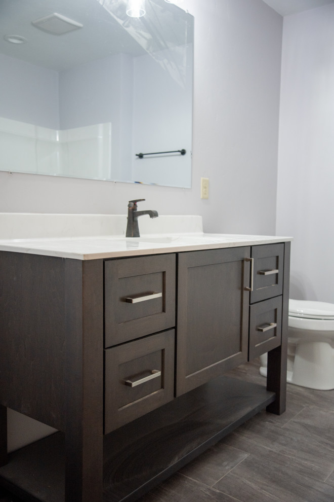 Idéer för ett mellanstort modernt vit badrum, med släta luckor, skåp i mörkt trä, en dusch/badkar-kombination, grå väggar, ett integrerad handfat, bänkskiva i akrylsten, grått golv och dusch med duschdraperi