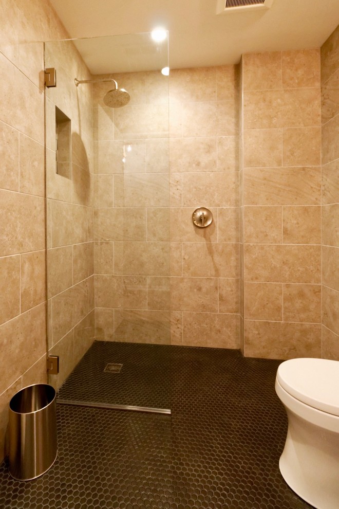 Foto di una piccola stanza da bagno con doccia minimal con doccia a filo pavimento, WC monopezzo, piastrelle beige, piastrelle in ceramica, pavimento con piastrelle in ceramica, lavabo a bacinella, top in granito, pavimento nero e doccia aperta