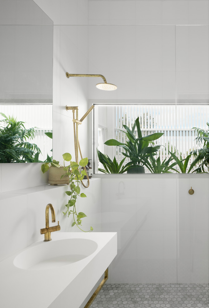 Свежая идея для дизайна: большая главная ванная комната в современном стиле с плиткой мозаикой, серой плиткой, белой плиткой, белыми стенами, монолитной раковиной и серым полом - отличное фото интерьера