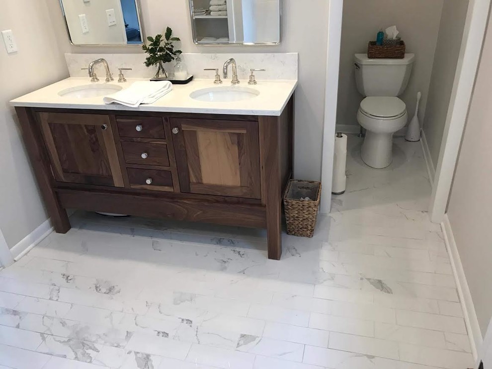 Exempel på ett mellanstort klassiskt en-suite badrum, med luckor med profilerade fronter, skåp i mellenmörkt trä, ett badkar i en alkov, våtrum, vit kakel, tunnelbanekakel, vita väggar, marmorgolv, ett undermonterad handfat, marmorbänkskiva, vitt golv och med dusch som är öppen