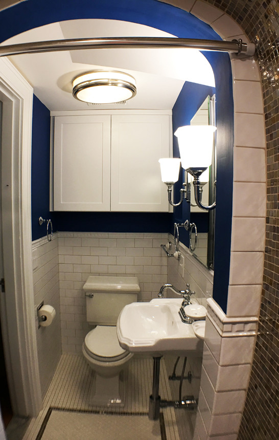 Idées déco pour une petite salle de bain principale classique avec un espace douche bain, WC séparés, un carrelage blanc, un carrelage métro, un mur bleu, un sol en carrelage de terre cuite, un lavabo suspendu, un sol blanc et aucune cabine.