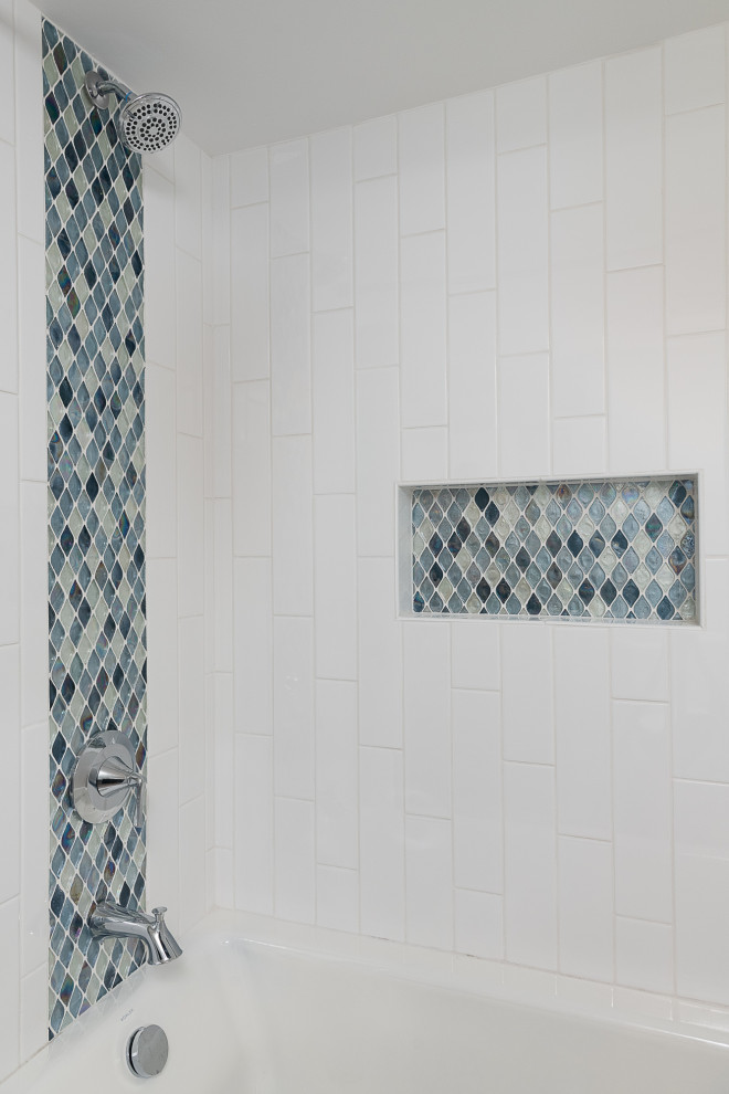 Пример оригинального дизайна: детская ванная комната среднего размера в стиле кантри с фасадами в стиле шейкер, синими фасадами, ванной в нише, душем в нише, раздельным унитазом, белой плиткой, керамогранитной плиткой, синими стенами, полом из керамогранита, врезной раковиной, столешницей из искусственного кварца, серым полом, шторкой для ванной, серой столешницей, нишей, тумбой под одну раковину и встроенной тумбой