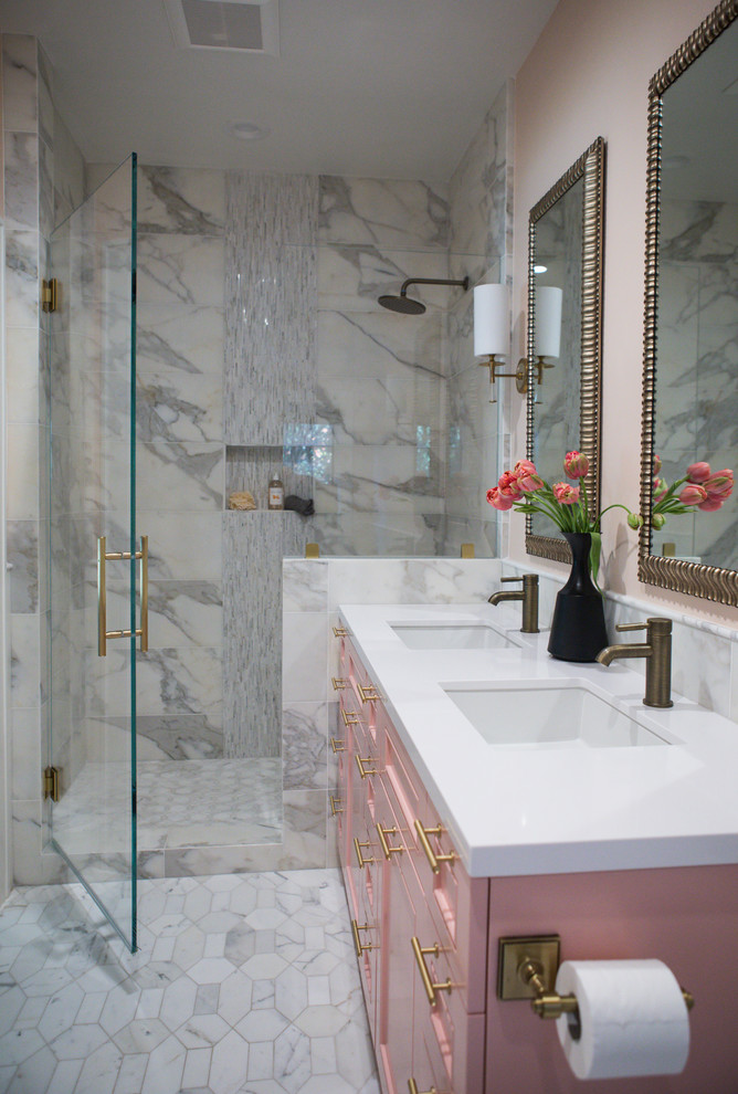 Пример оригинального дизайна: главная ванная комната среднего размера в стиле фьюжн с фасадами в стиле шейкер, отдельно стоящей ванной, душем в нише, унитазом-моноблоком, розовой плиткой, мраморной плиткой, мраморным полом, врезной раковиной, белым полом, душем с распашными дверями и белой столешницей