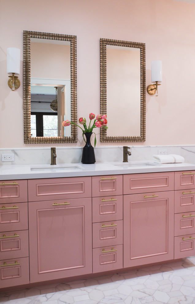 Свежая идея для дизайна: главная ванная комната среднего размера в стиле фьюжн с фасадами в стиле шейкер, отдельно стоящей ванной, душем в нише, унитазом-моноблоком, розовой плиткой, мраморной плиткой, мраморным полом, врезной раковиной, белым полом, душем с распашными дверями и белой столешницей - отличное фото интерьера