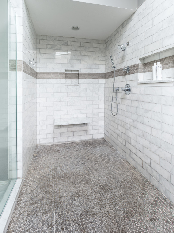 Idee per una grande stanza da bagno padronale tradizionale con piastrelle bianche, doccia aperta, ante lisce, ante marroni, piastrelle diamantate, pareti bianche, pavimento in marmo, lavabo sottopiano e top in marmo