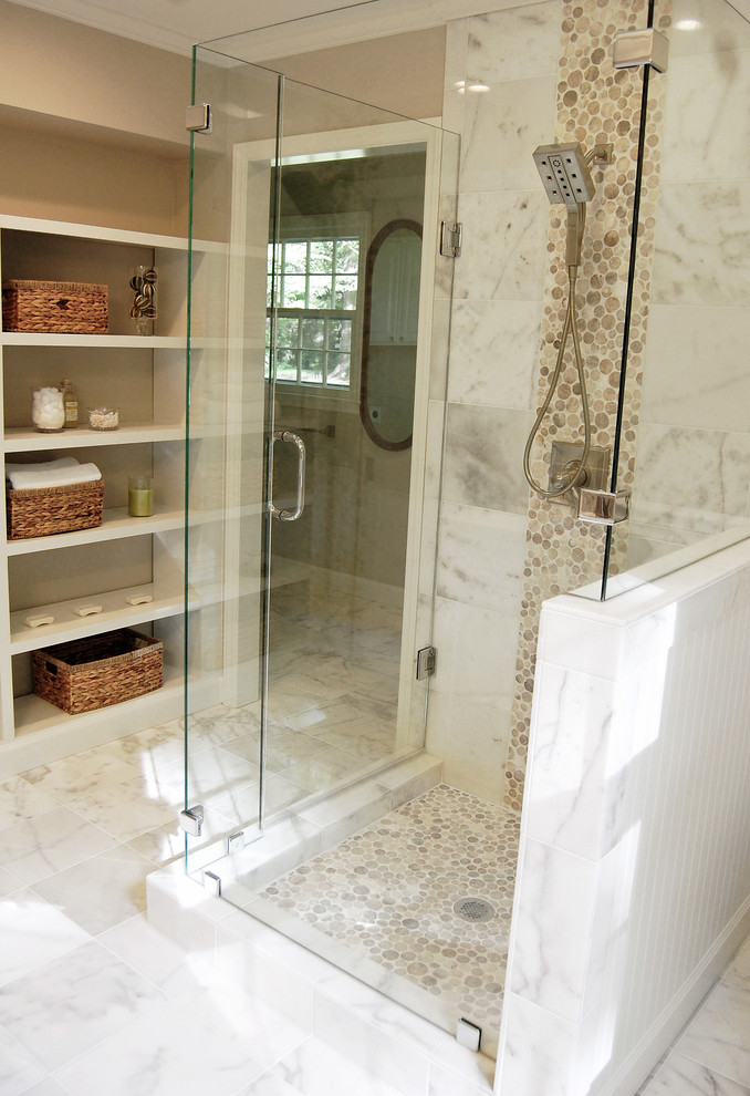 Inspiration för mellanstora klassiska en-suite badrum, med ett undermonterad handfat, luckor med upphöjd panel, vita skåp, granitbänkskiva, en dusch i en alkov, en toalettstol med separat cisternkåpa, vit kakel, kakel i småsten, grå väggar och marmorgolv